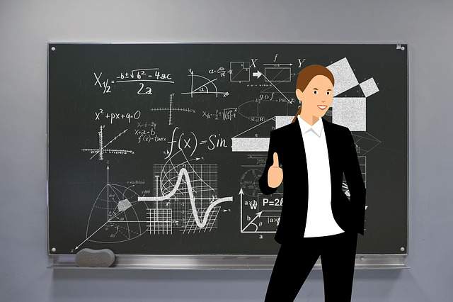 Lehrer vor Tafel mit komplexen Formeln